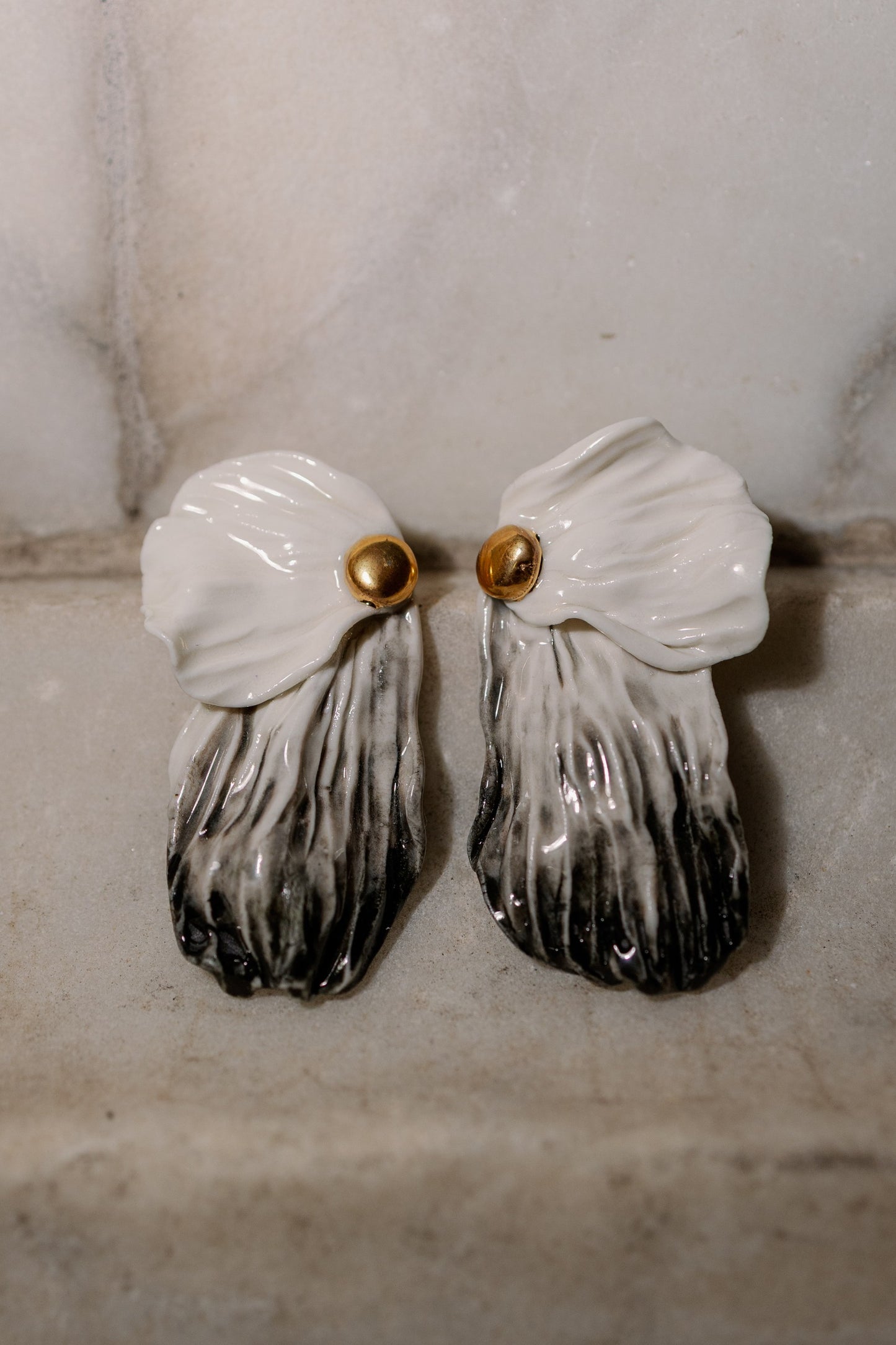 Apri Jewelry -Black Petals Earrings