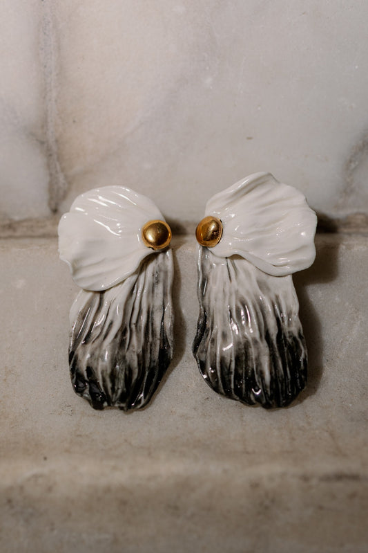 Apri Jewelry -Black Petals Earrings